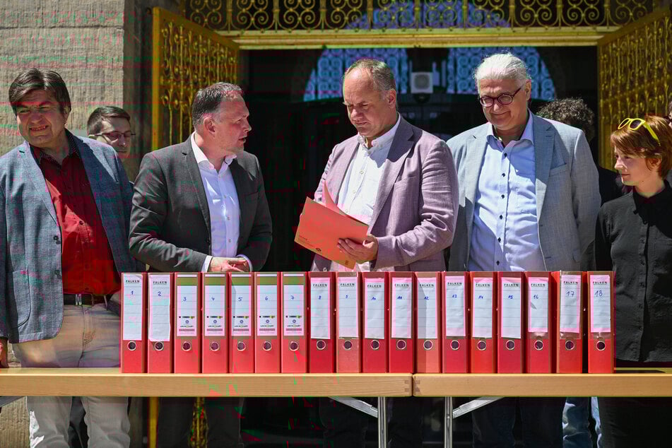 Ob Dirk Hilbert (53, FDP, 3.v.l.) nahm die gesammelten Unterschriften von Linken-Fraktionschef André Schollbach (46, 2.v.l.) und dessen Mitstreitern entgegen.