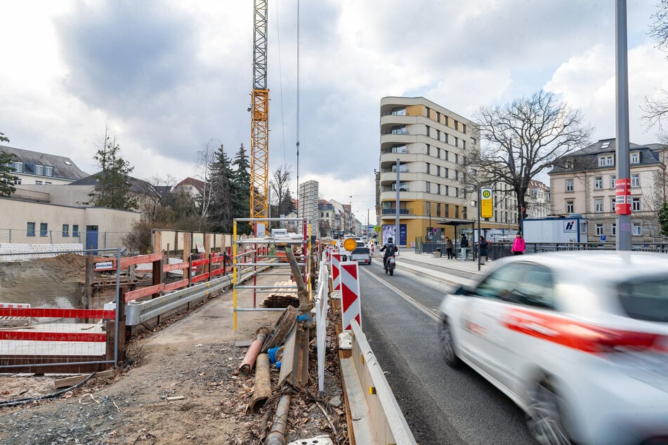 Großbaustelle im Plan: Der stadtwärtige Verkehr auf der Bautzner Straße rollt, im August soll alles fertig werden.