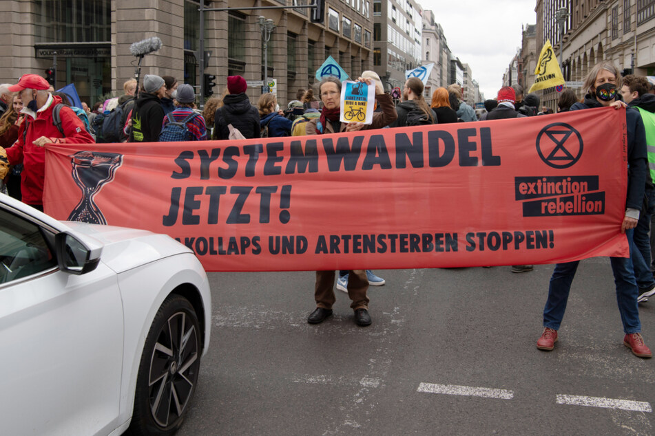 Nach dem Schlesischen Tor am Wochenende haben die Umweltschützer am Montag Berlin-Mitte ins Visier genommen.