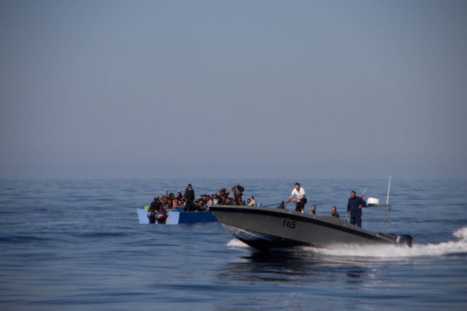 Migranten in einem Holzboot vor der Libyschen Küste.