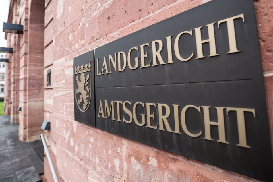 Der Prozess gegen die 60-jährige Mutter des toten Jungen wird vor dem Landgericht Hanau geführt.
