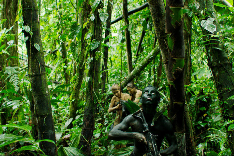 Über weite Teile des Films kämpft sich die Guerilla-Truppe durch den dichten Urwald.