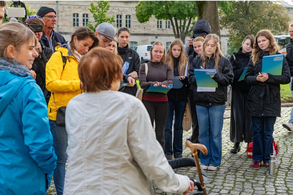 "Für die Deutschen waren wir immer Ungarn und für die Ungarn Deutsche", erklärt die Zeitzeugin den Schülern aus Pirna und Ungarn.