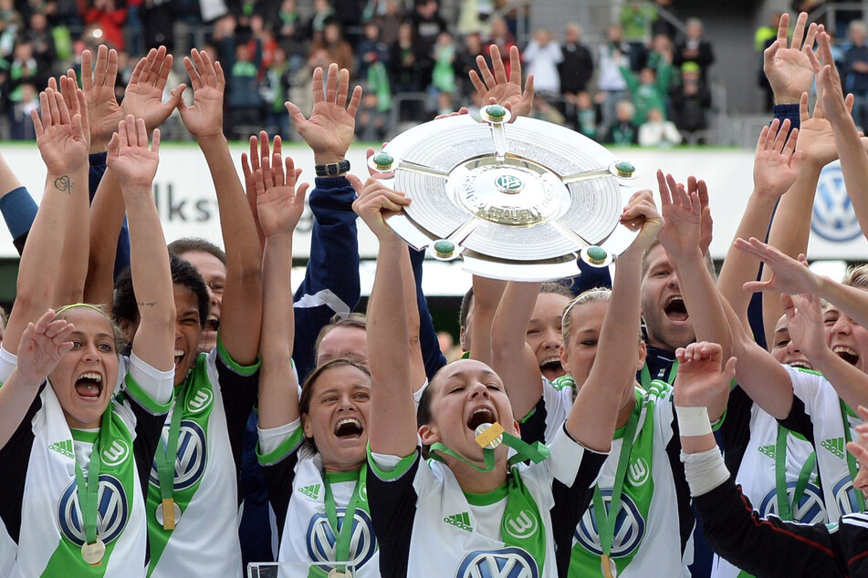 Viola Odebrecht (damals 28) vom VfL Wolfsburg mit Meisterschale und Kolleginnen im Triple-Jahr 2013. Sechs weitere Meisterschaften und neun Pokalsiege kamen seitdem dazu.
