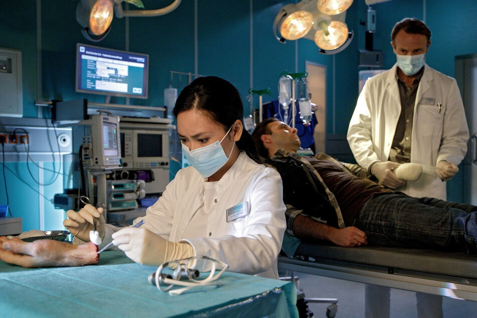 Dr. Lilly Phan und Dr. Martin Stein sind bemüht, den Unterarm von Christoph Herrmann wieder an den dazugehörigen Körper zu bekommen.