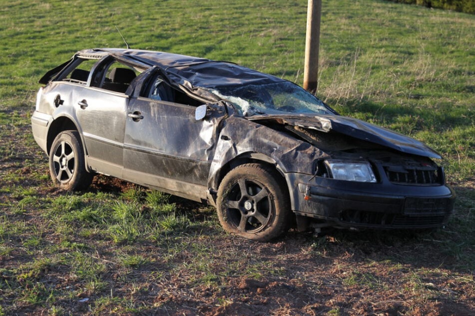 Tödlicher Unfall: Frau überschlägt sich mit Auto und stirbt