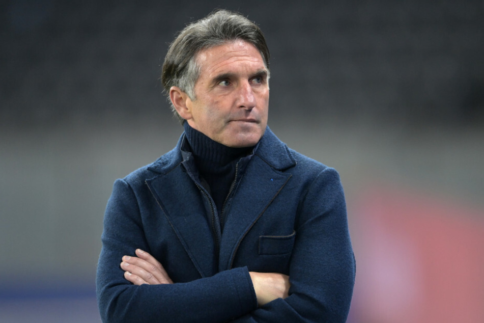Hertha-Coach Bruno Labbadia (54) steht nachdenklich am Spielfeldrand. Gelingt es ihm, das Ruder bei Hertha BSC noch einmal herumzureißen?
