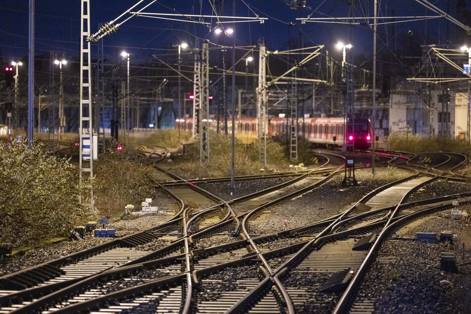 Seit Donnerstagmorgen (2 Uhr) fallen viele Züge und S-Bahnen in NRW aus oder fahren nur mit reduzierter Taktung.