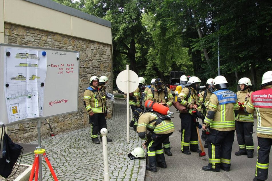 Schon bevor die Feuerwehr eintraf, hatten mehrere Menschen versucht, den Brand zu löschen und sich dabei verletzt.