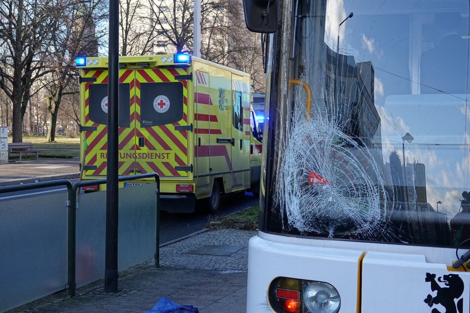 Die Frontscheibe der Straßenbahn ist zersplittert.