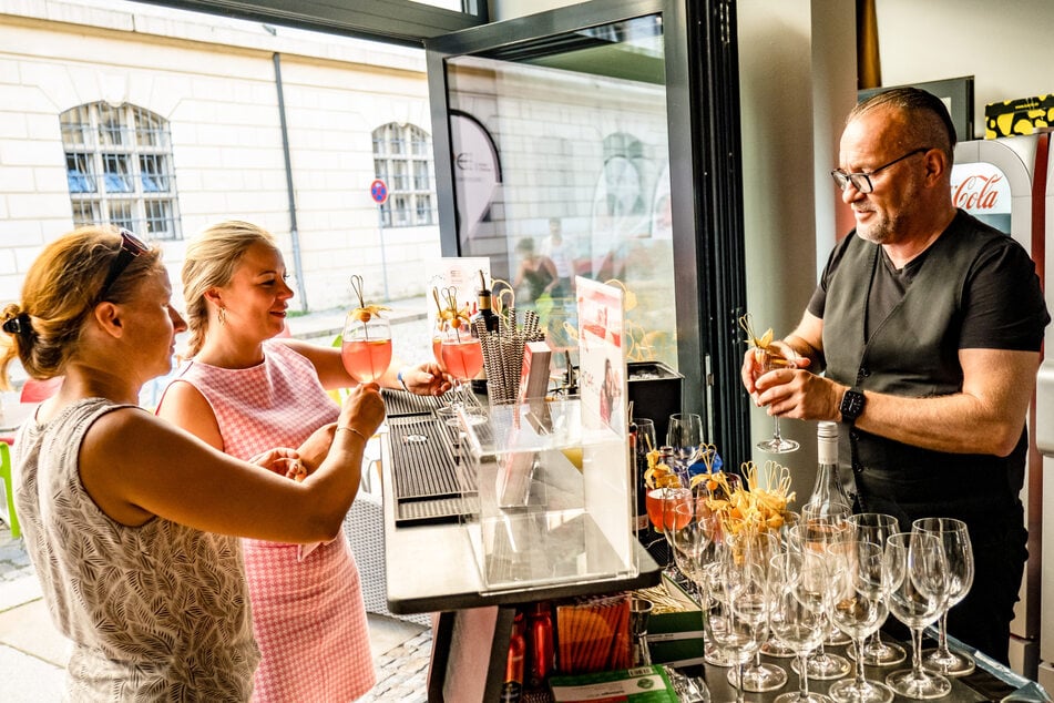 Barkeeper Ulf Neuhaus mixte in der Agentur "Sender und Empfänger."