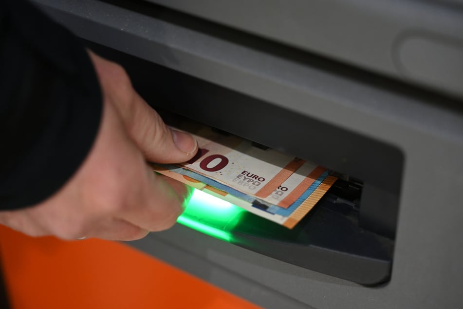 Ein Mann wurde in Sangerhausen beim Geld abheben überfallen. (Symbolfoto)