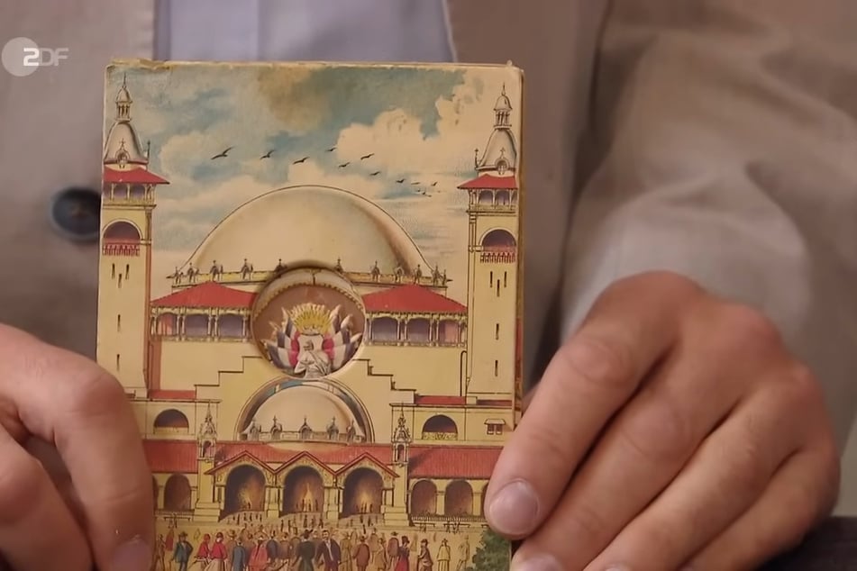 Bei dem Mitbringsel handelt es sich um ein Panorama von der gewerblichen Ausstellung 1896 in Berlin.