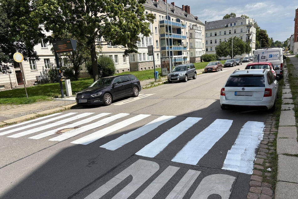 Unbekannte haben im Lutherviertel illegal einen Zebrastreifen aufgemalt.