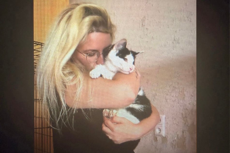 Katzensitterin Kristin Vogel (40) mit einer ihrer Schützlinge. Neben ihrem "Tatzendienst" setzt sich die Leipzigerin für die Initiative Sächsische Katzenverordnung ein, um das Leid für Straßenkatzen zu verringern.