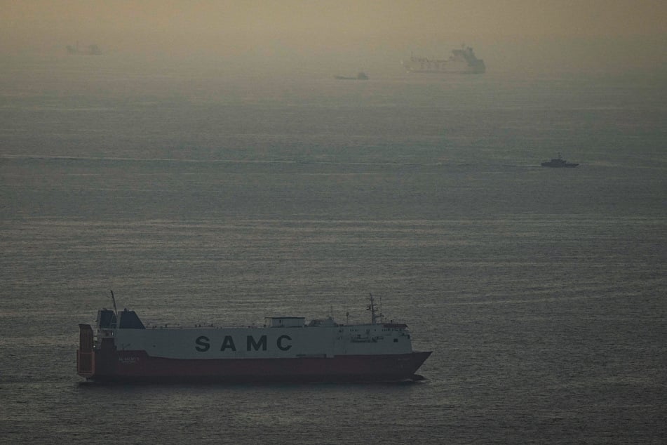 Frachtschiffe fahren im Arabischen Golf in Richtung der Straße von Hormus.