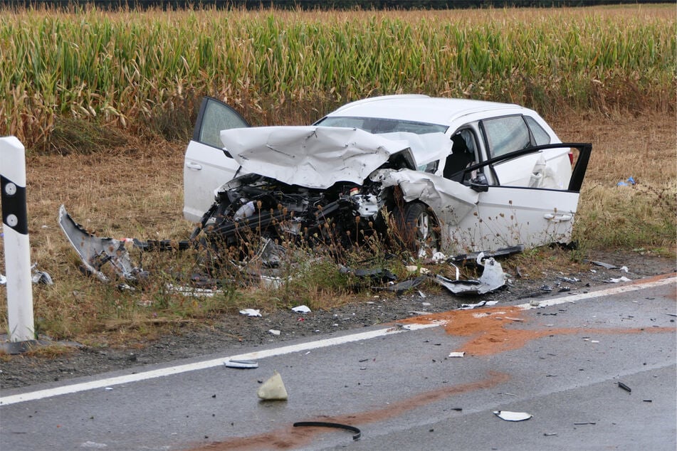Die Insassen beider Autos sollen bei dem Frontalcrash verletzt worden sein.