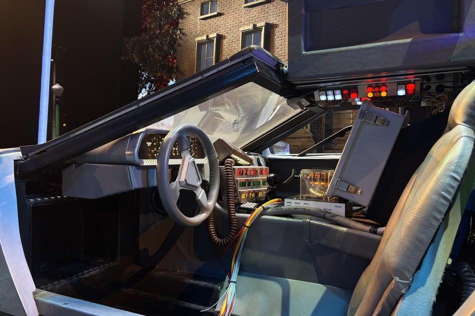 Das besondere Bühnen-Objekt wurde dem legendären Filmexemplar detailgetreu nachgebaut: Die Uhr, der Haken für den Blitz, der Plutonium-Einsatz, das Kennzeichen "Outatime" - alle Merkmale finden sich auf der Musical-Version wieder.