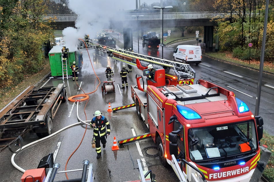 München: Münchner Feuerwehr gefordert: Lkw brennt auf Georg-Brauchle-Ring!