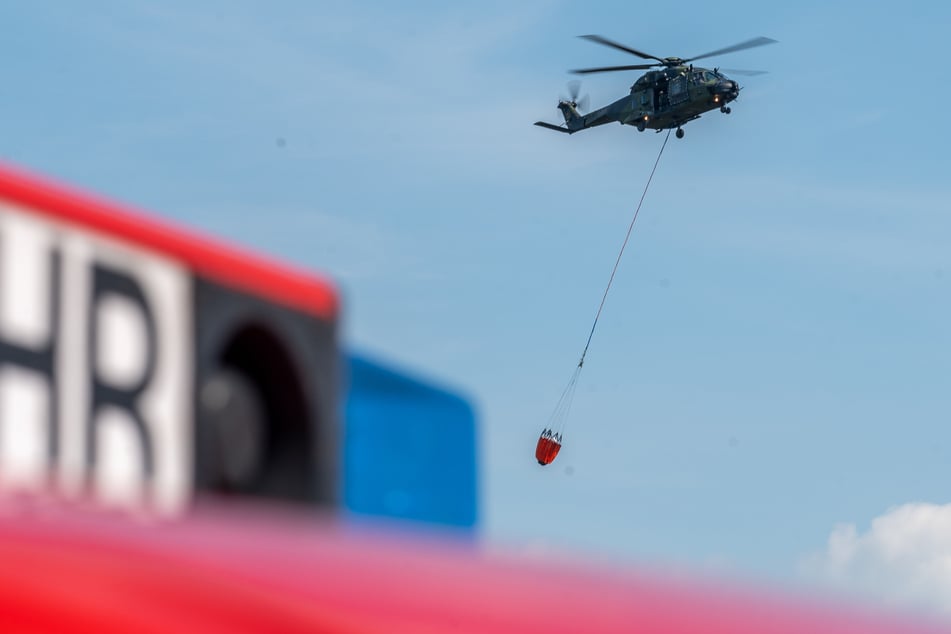 Feuer- und Bundeswehr vor Ort: Wieso kreisen hier Nato-Helikopter in der Luft?