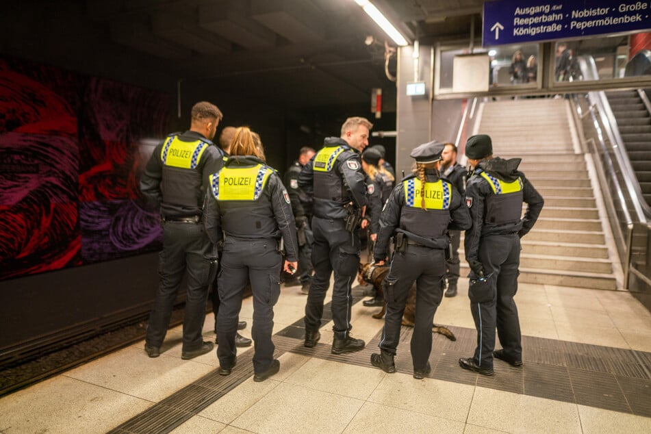 Beamte der Polizei Hamburg in der unterirdischen S-Bahn Station "Reeperbahn" machen sich bereit, in den Tunnel zu gehen.