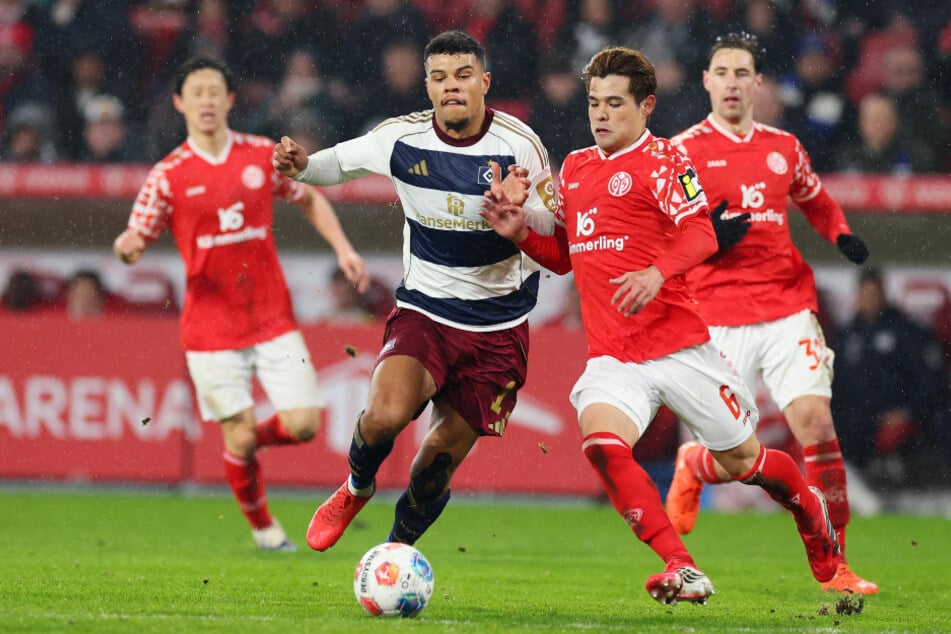 Beim letzten Duell zwischen dem HSV und Mainz 05 trug Ransford Königsdörffer (24, 2.v.l.) noch das Hamburger Trikot. Jetzt steht er in Mainz unter Vertrag. (Archivfoto)