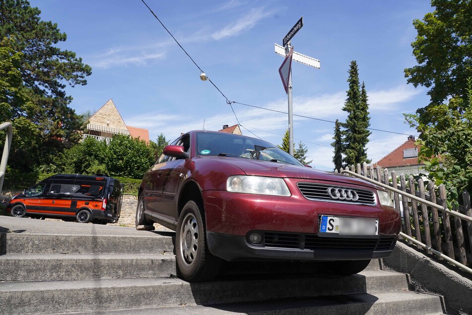 Nichts geht mehr: Ein Audi-Fahrer wurde von seinem Navi auf eine Treppe geleitet.