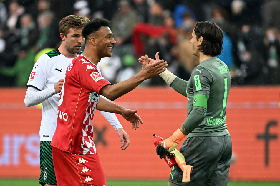 Gladbach-Torhüter Yann Sommer (33, r.) klatschte nach dem Spiel mit Mainz-Angreifer Karim Onisiwo (30, M.) ab, der den 1:1-Ausgleichstreffer bescherte.