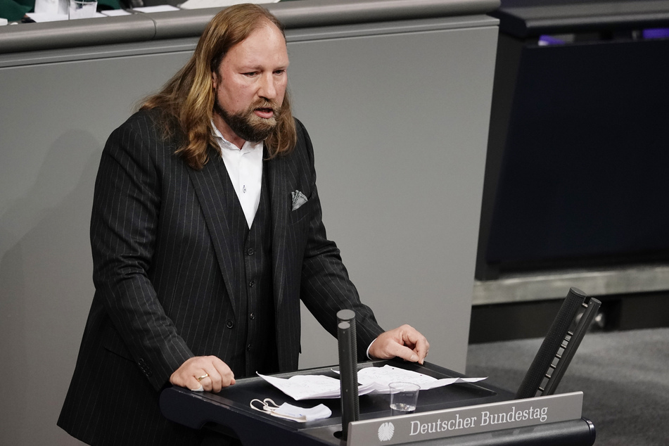 Grünen-Chef Anton Hofreiter bezweifelt, dass die neuen Corona-Beschränkungen ausreichen.