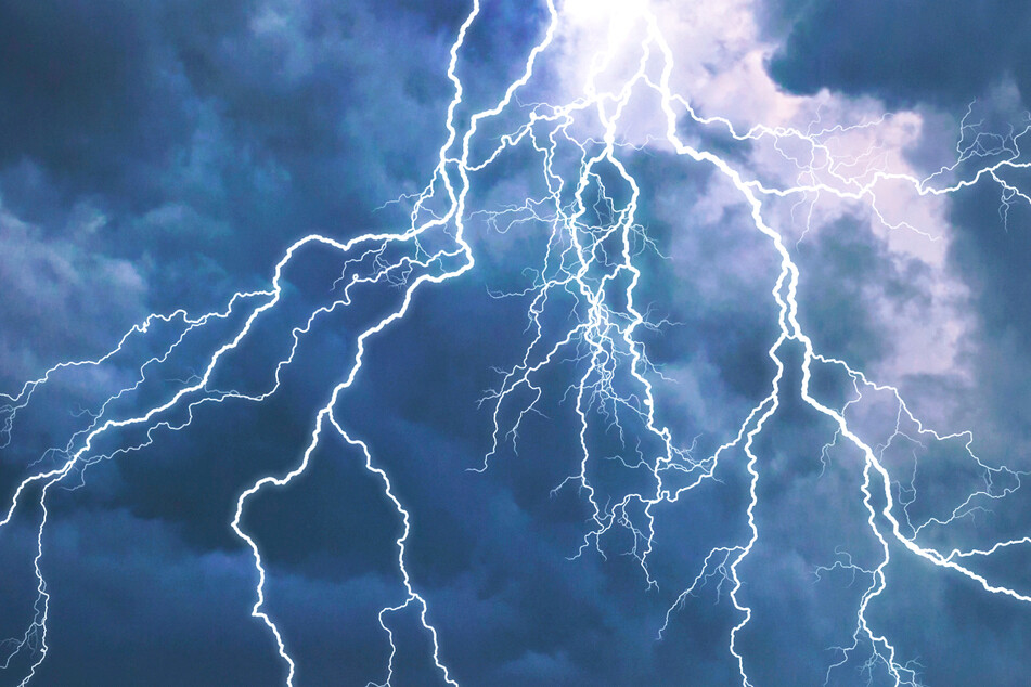 Die Entstehung von Blitzen in der Natur ist in der Regel an Wolken gebunden (Symbolbild).