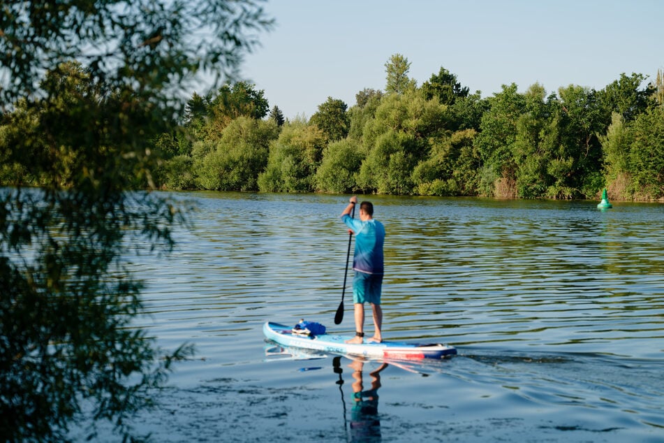 Am Sonntag lohnt sich ein Ausflug an oder aufs Wasser. Es soll heiß werden!