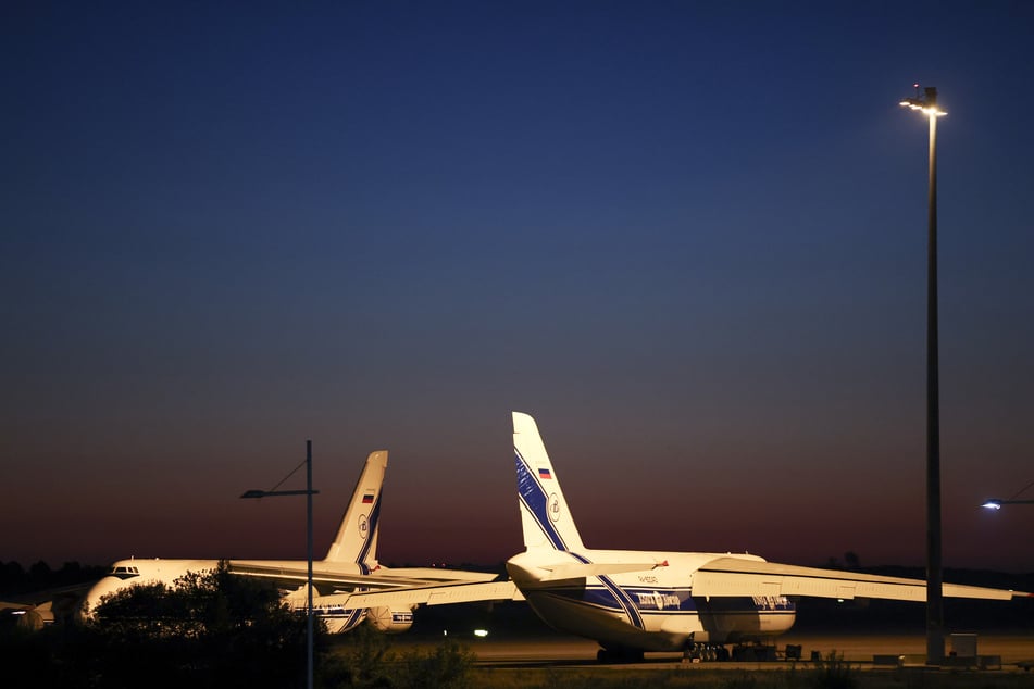 Frachtflugzeuge Antonow An-124 der russischen Volga-Dnepr-Gruppe stehen am Flughafen Leipzig/Halle. Die Maschinen dürfen nicht mehr abheben, da der Luftraum der EU für russische Flugzeuge gesperrt ist.
