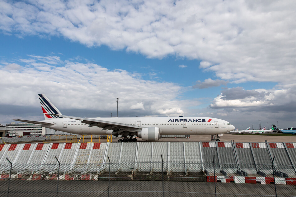 Eine Boeing 777-300 von Air France steht auf dem Rollfeld. Der Flughafen Paris-Orly ist wegen des Coronavirus seit dem 1. April geschlossen.
