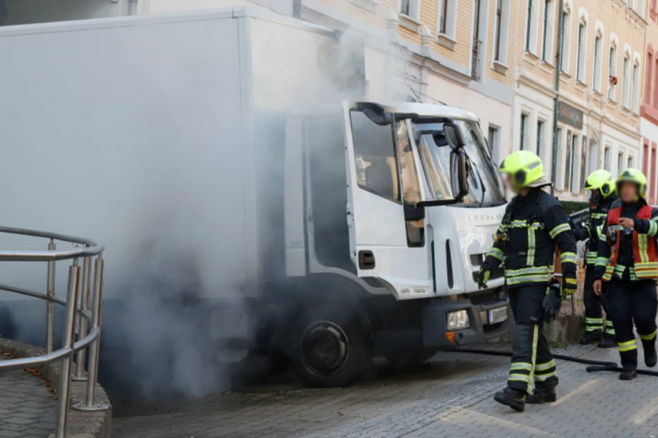 Chemnitz: Fahrer bemerkte beim Losfahren Rauch: LKW-Brand auf Chemnitzer Sonnenberg