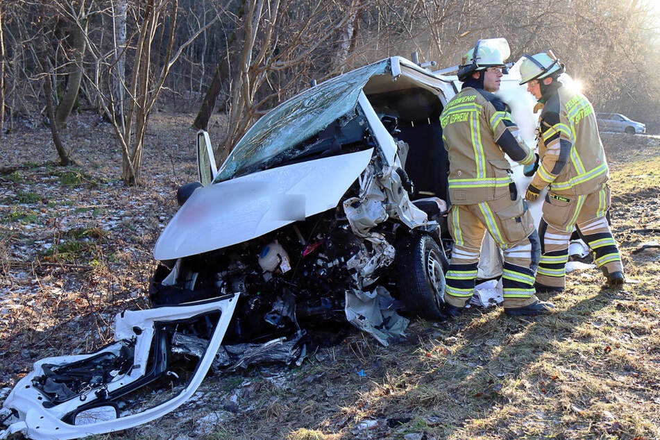 Der 44 Jahre alte Autofahrer ist nach einem Zusammenstoß mit einem anderen Auto im Landkreis Günzburg ums Leben gekommen.