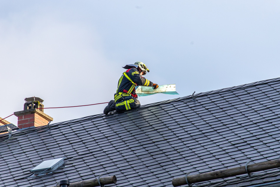Hoch hinaus musste die Feuerwehr in Grünhain. Auf dem Dach mussten die Kameraden Blechteile sichern.