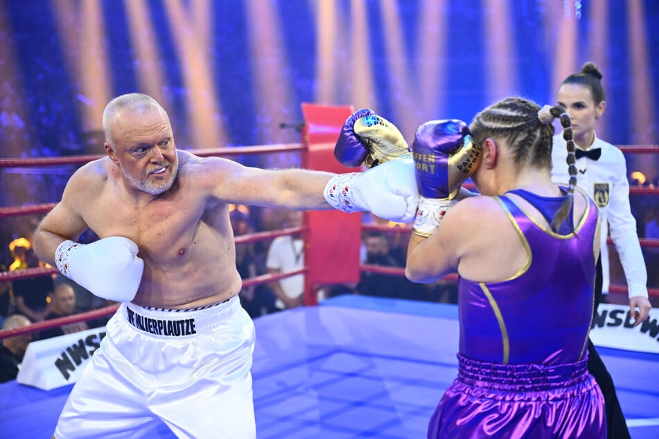 Entertainer Stefan Raab (57, l.) kassierte beim "Clark Final Fight" gegen Ex-Boxweltmeisterin Regina Halmich (47) eine einstimmige Niederlage nach Punkten.