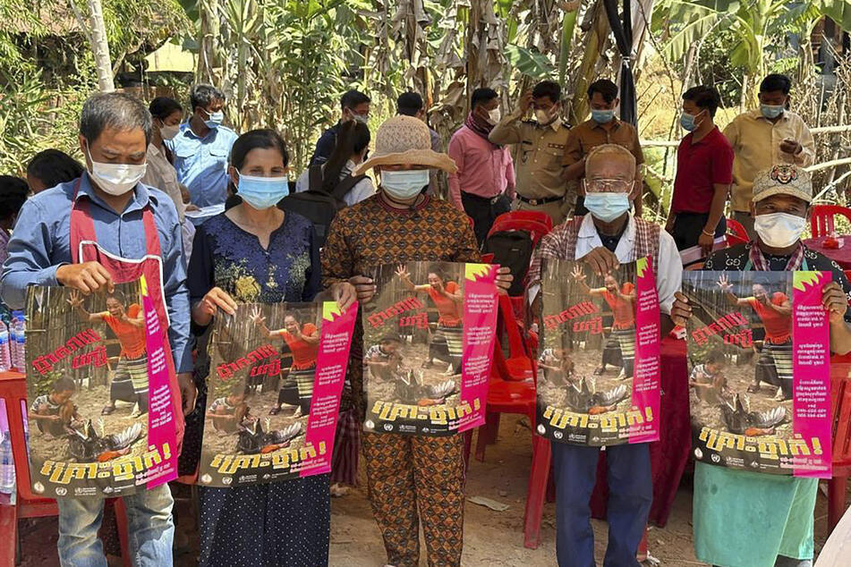 Auf diesem vom kambodschanischen Gesundheitsministerium veröffentlichten Foto halten Dorfbewohner in der östlichen Provinz Prey Veng Plakate, um auf die Bedrohung durch das H5N1-Virus aufmerksam zu machen.