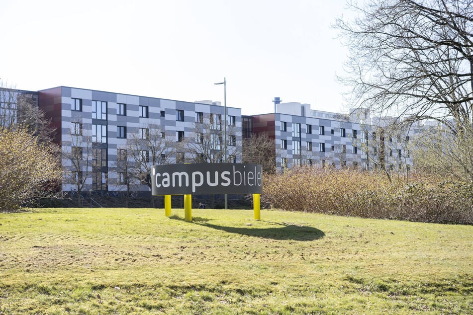 Die rund 2000 Dynamo-Anhänger haben den Campus Bielefeld als Startpunkt ausgewählt.