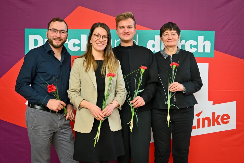 Neben Partei-Kollegen: Dresdens Linken-Chef Florian Berndt (25, 3.v.l.).