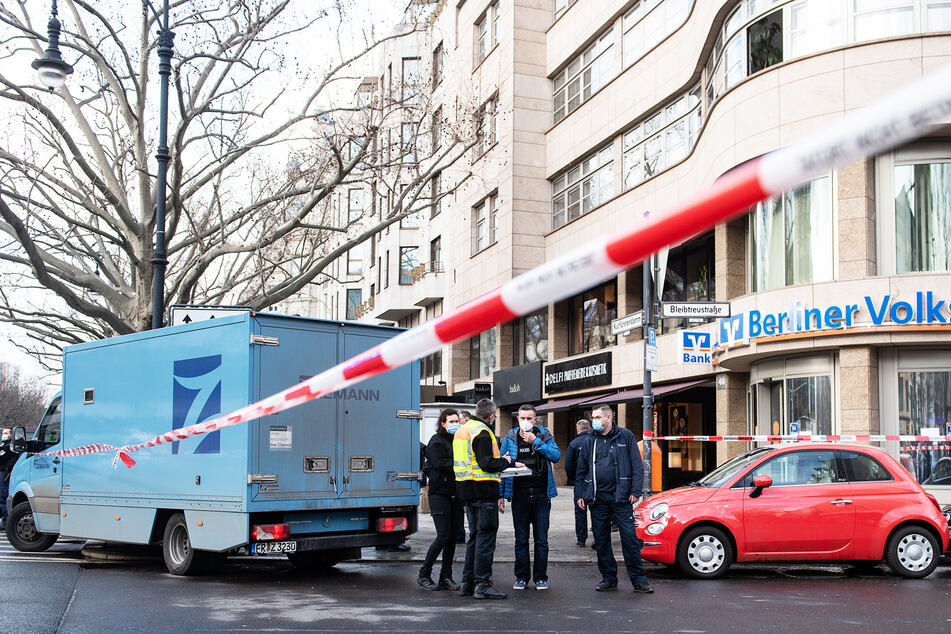 Polizisten sicherten nach dem Überfall auf den Geldtransporter in Berlin den Tatort.