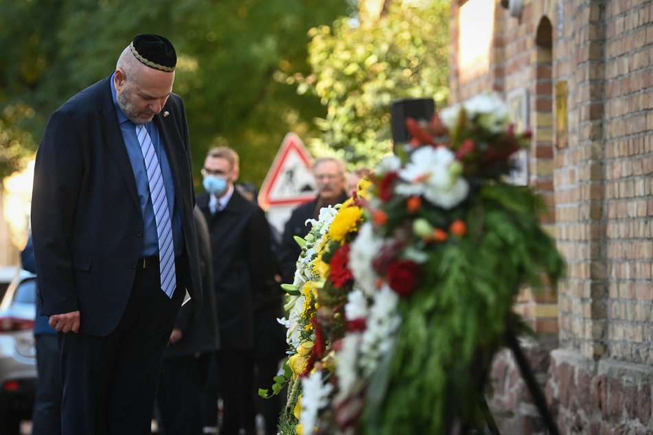 Max Provorozki, der Vorsitzende der Jüdischen Gemeinde von Halle, am zweiten Jahrestag des Anschlags vor der Synagoge.