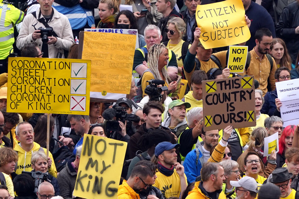 Republican protesters have been threatened with a crackdown by London's Metropolitan Police.