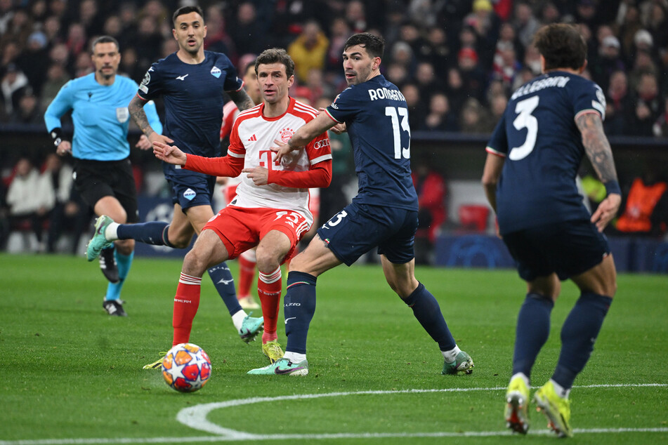 Thomas Müller (M.) will mit dem FC Bayern unbedingt ins Viertelfinale - und das merkt man ihm früh im Spiel auch an.