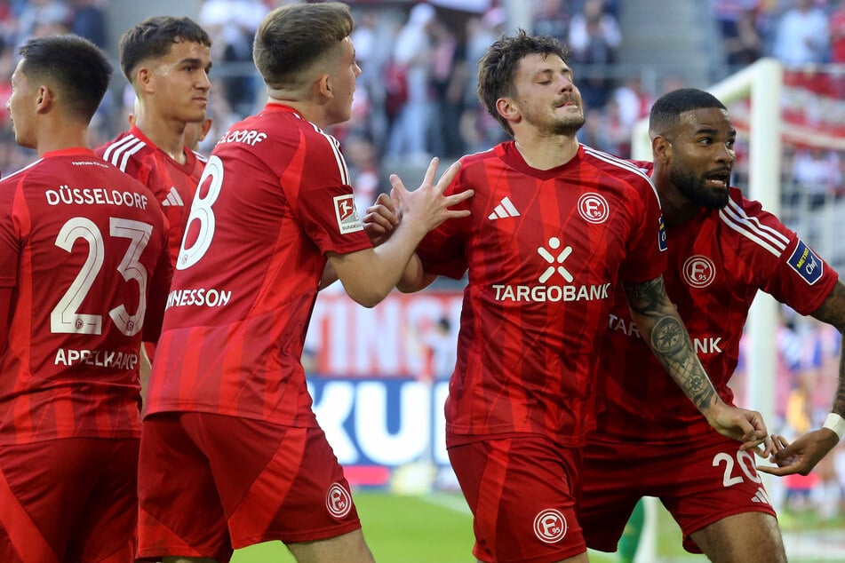 Dawid Kownacki (2.v.r.) ging vergangene Spielzeit noch für Fortuna Düsseldorf auf Torejagd.