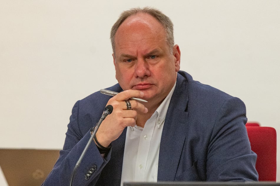 Seine Zahlen werfen Fragen auf: OB Dirk Hilbert (54, FDP) kümmert sich seit 2023 um Dresdens Finanzen, was zuvor ein Beigeordneter getan hatte.