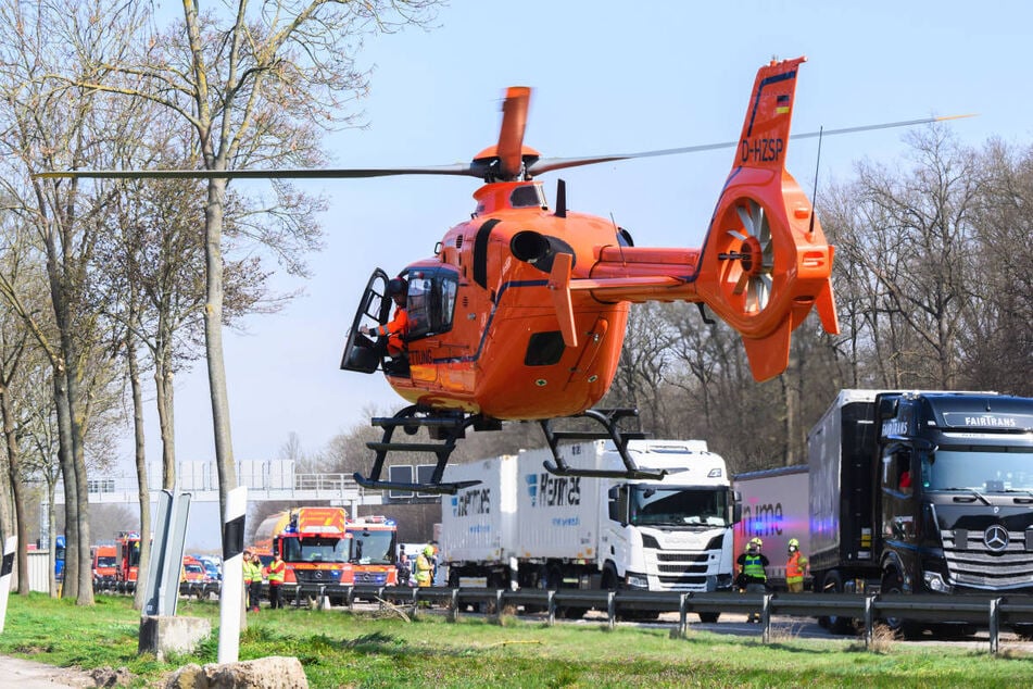 Die 64-jährige Beifahrerin musste mit dem Rettungshubschrauber in die Universitätsklinik nach Rostock gebracht werden. (Symbolfoto)