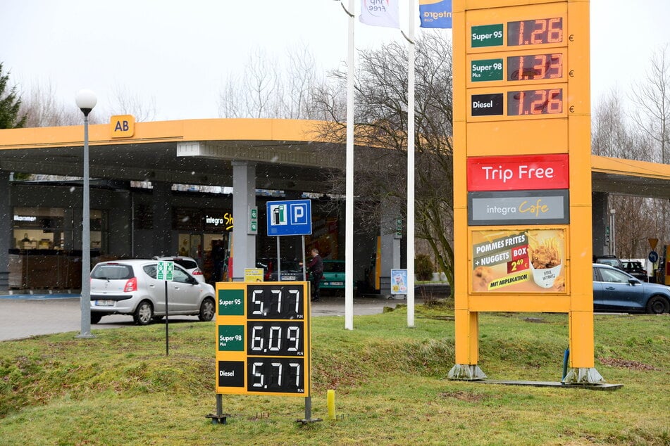 Sowohl Superbenzin als auch Diesel kosteten am Dienstag nur 1,26 Euro an dieser polnischen "AB"-Tankstelle nahe der Grenze.