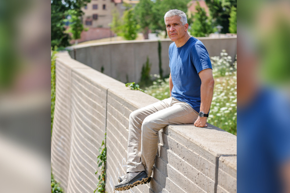 Grimmas Oberbürgermeister Matthias Berger (54) auf der neuen Schutzmauer.