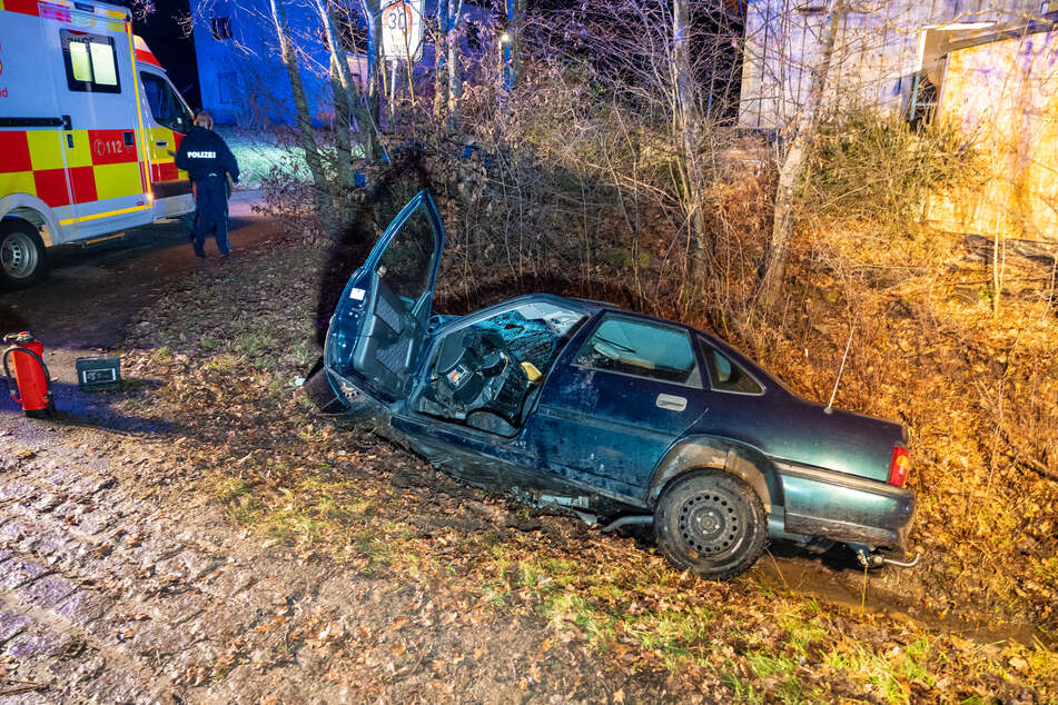 Die Folge: Der Mann wurde bei dem Unfall in Bayern verletzt, an seinem Auto entstand ein Totalschaden.